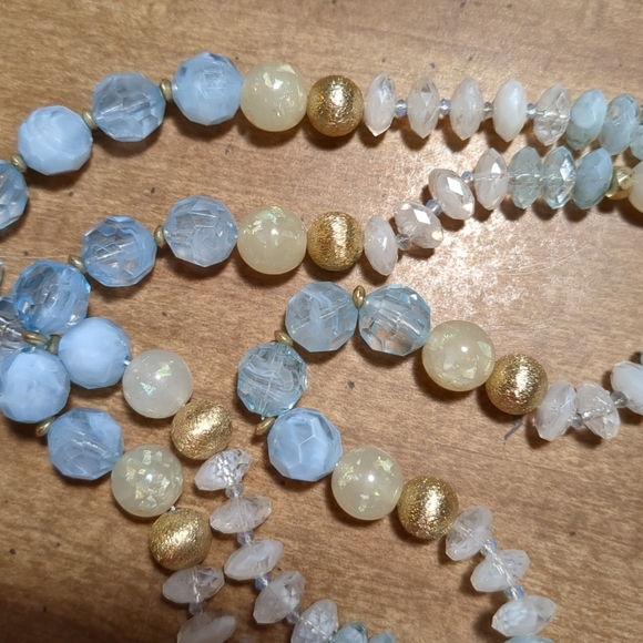 Triple stand vintage blue & white frosted gold tone necklace 18" - Picture 11 of 11